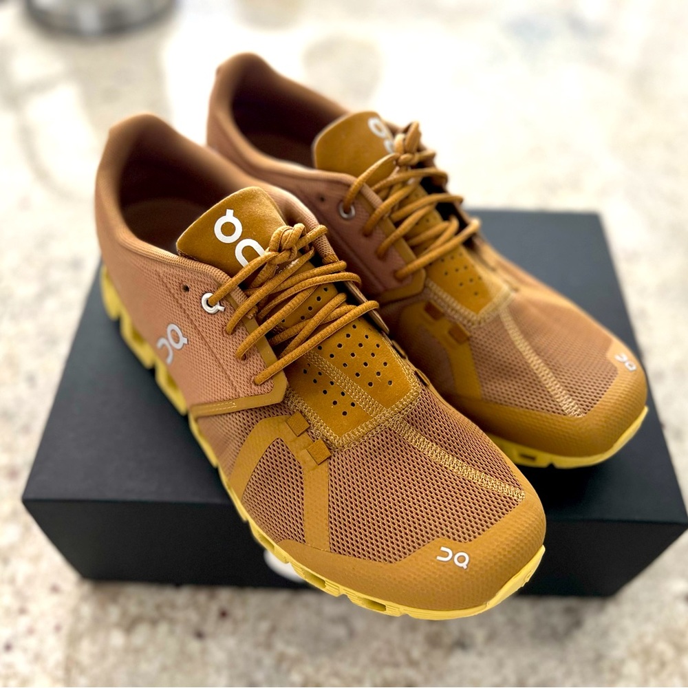 On running cloud monochromatic tênis shoes